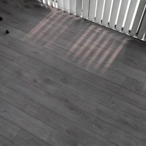 The pattern on the Toros Effect laminate accurately conveys the texture of oak wood, also due to the presence of a 4-sided V-shaped chamfer, which, moreover, can visually lengthen (expand) your room.